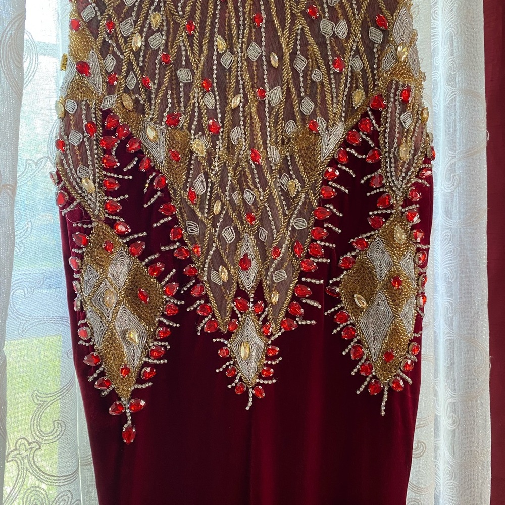 VALDRINSAHITI Burgundy Gown - Picture 3 of 11